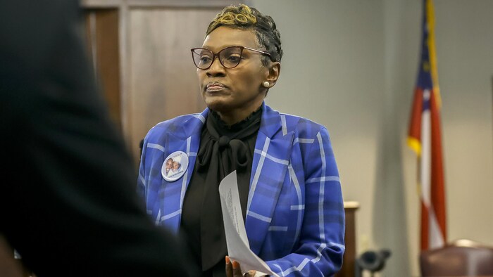 La mère d'Ahmaud Arbery, Wanda Cooper-Jones, quitte le podium après avoir fait sa déclaration au juge de la Cour supérieure.