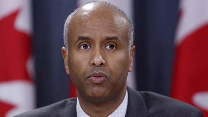 Le ministre de l'Immigration du Canada, Ahmed D. Hussen, lors d'un point de presse à Ottawa