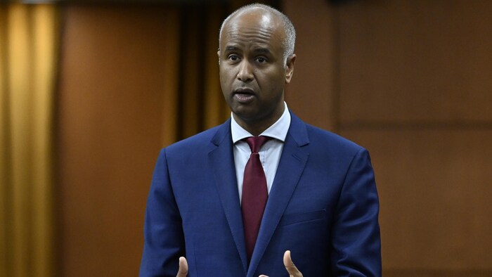 Ahmed Hussen parle dans une salle.