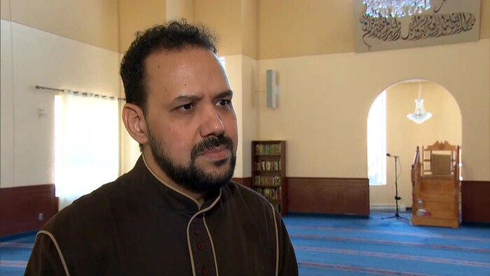 Ahmed Limame en entrevue dans la salle de prière de la mosquée. 