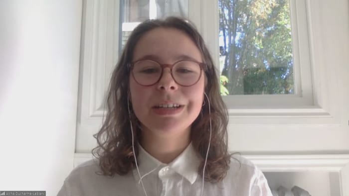 Une femme en entrevue par vidéoconférence.