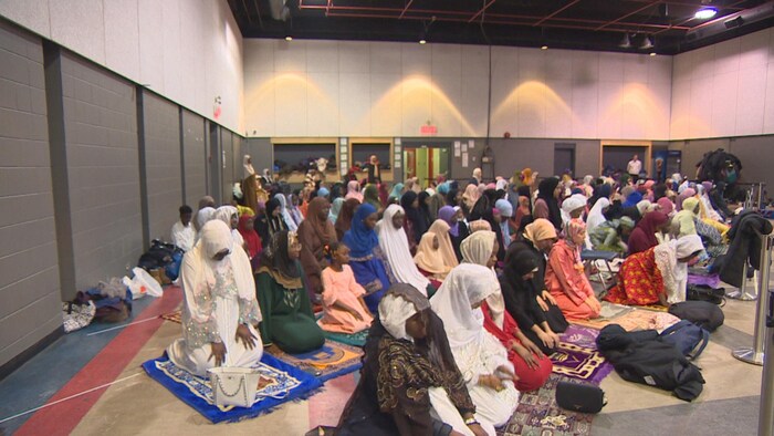 Des femmes et jeunes filles voilées lors d'une prière le 30 mars 2025 à Winnipeg.