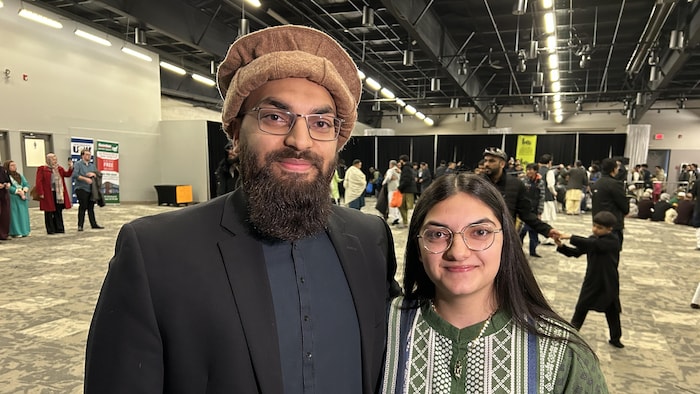 Ozayr et Houda Raazi, les enfants de l'un des organisateurs de la prière de l'Aïd à Saskatoon, le 20 mars 2026.