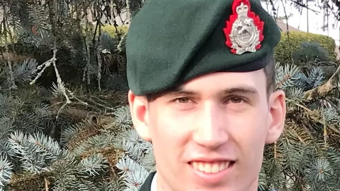 Un jeune militaire en tenue.