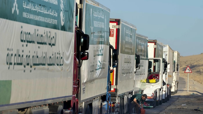 Des camions transportant de l'aide du Centre d'aide humanitaire et de secours du roi Salman (KSrelief) sont alignés alors qu'ils se préparent à traverser le port de Rafah vers la bande de Gaza, le mercredi 29 novembre 2023.