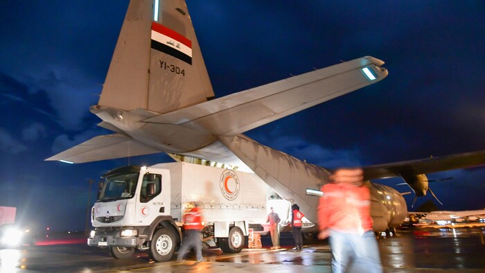 Un avion irakien transporte de l'aide à l'aéroport de Damas, en Syrie. 