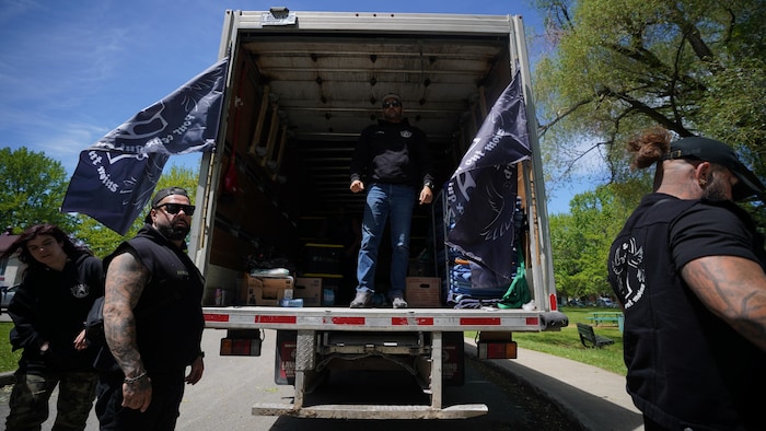 L'équipe près d'un camion.