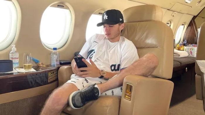 Aiden Pleterski, à 23 ans, dans un avion privé à l’aéroport de Burlington, en Ontario. Il a publié cette photo sur Instagram le 15 août 2021. 
