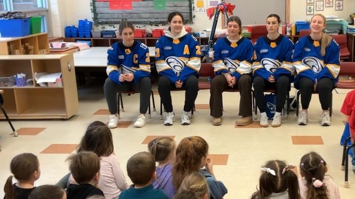 Des hockeyeuses des Aigles Bleues de l'Université de Moncton en visite à l’école Sainte-Thérèse de Dieppe.