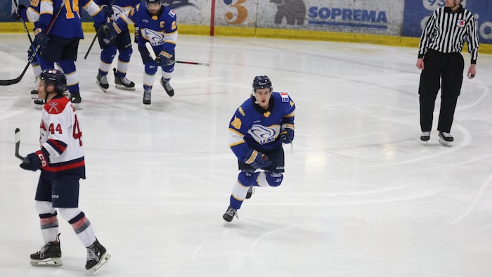 Un joueur de hockey célèbre sur la glace.