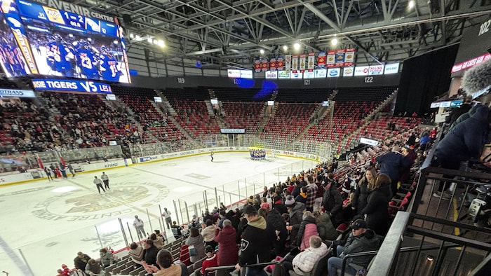 Le Centre Avenir lors d'un match de hockey. Des personnes sont dans les gradins.