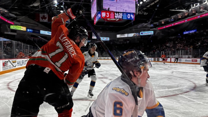 Simon Maltais, des Aigles Bleus, mis en échec par Félix Lafrance, de l'UQTR. 