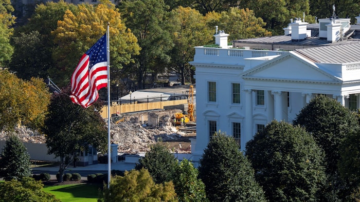 La Maison-Blanche, près de laquelle se trouve un immense drapeau, et l'aile est détruite. 