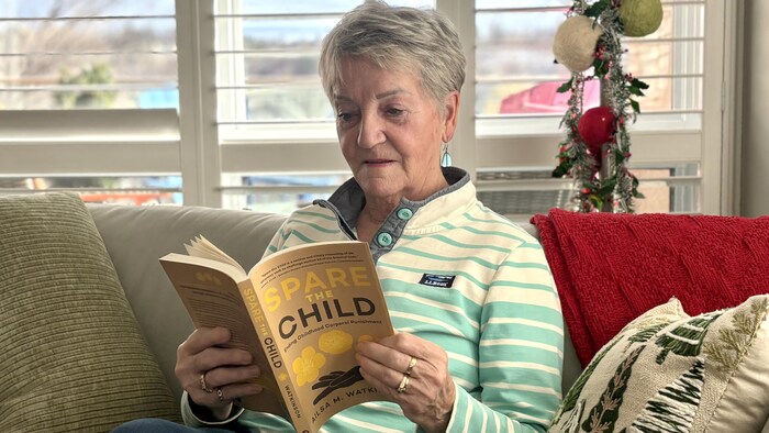 Ailsa Watkinson lit un livre. 