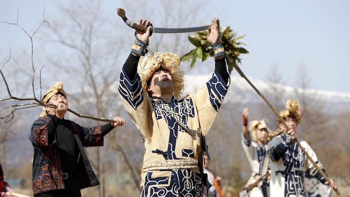 Des Autochtones ainouss participent à une cérémonie culturelle