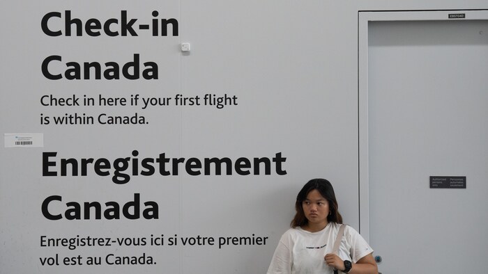 Une personne devant la zone d'enregistrement.