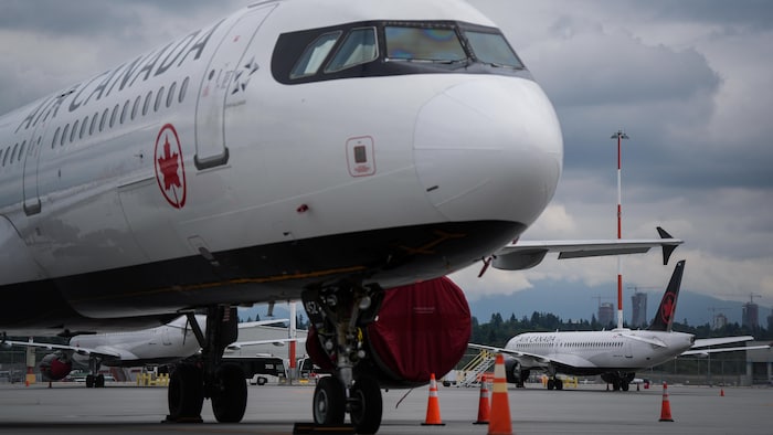 Un avion d'Air Canada sur le tarmac de l'aéroport de Vancouver, le 18 août 2025.