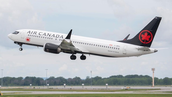 Un avion d'Air Canada décolle.
