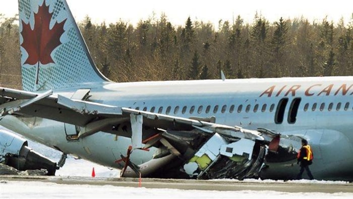 Les enquêteurs inspectent l'avion abîmé à l'aéroport d'Halifax.