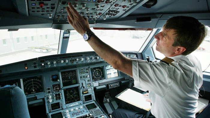 Un pilote d’Air Canada, dans la cabine de pilotage d’un Airbus A340-600, se prépare pour le départ d’un vol à l’aéroport Montréal-Trudeau.