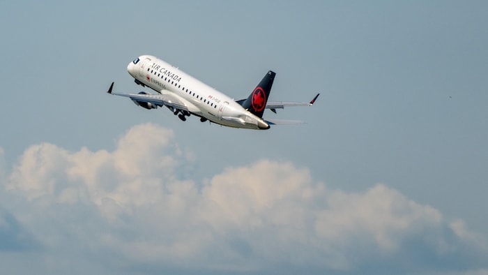 Un avion d'Air Canada dans le ciel au décollage.