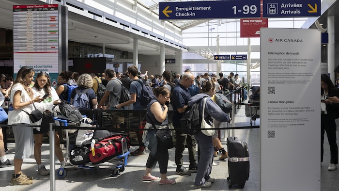 Des personnes avec des valises.