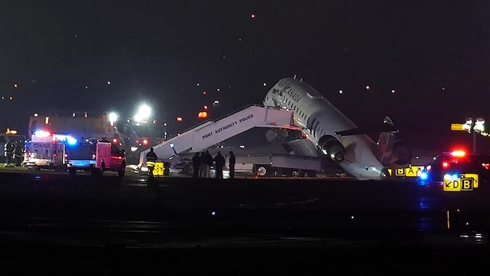 Un avion d'Air Canada est immobilisé sur la piste de l'aéroport LaGuardia, lundi 23 mars 2026, après avoir percuté un véhicule de l'Autorité portuaire à New York.