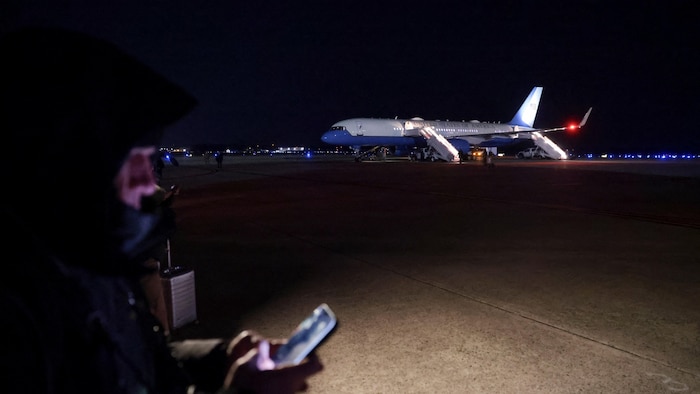 Air Force One, sur une piste d'atterrissage. 