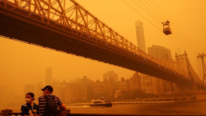 Un pont de New York se perd dans un ciel jaune.