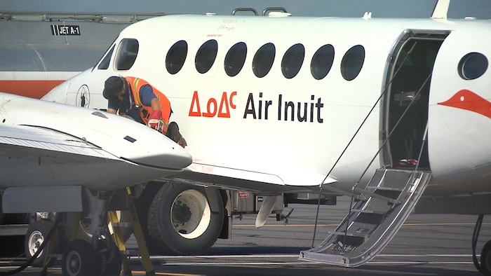 Un avion d'Air Inuit à l'arrêt.