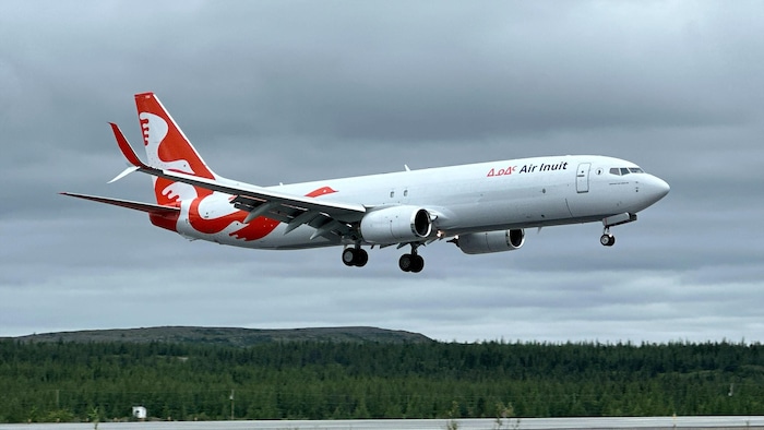 Le vol inaugural du Boeing 737-800NG d’Air Inuit lors de son arrivée à Kuujjuaq, le 16 juillet 2024.