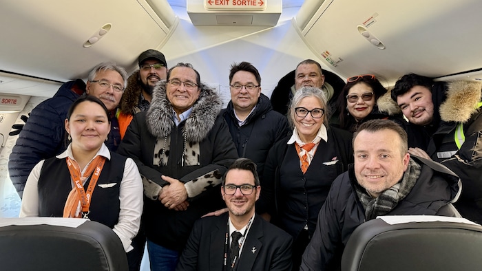 Photo de groupe dans l'avion.