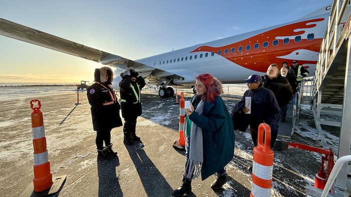 Des gens sortent de l'avion.