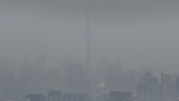 El humo de los incendios forestales envuelve Toronto.