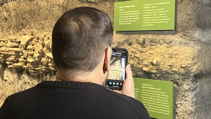 Une personne regardant son téléphone. 