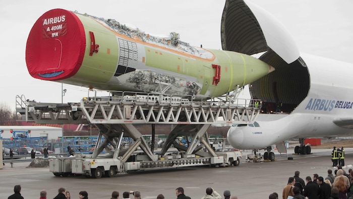 Un fuselage est chargé à bord d'un avion « béluga » à une usine de production.