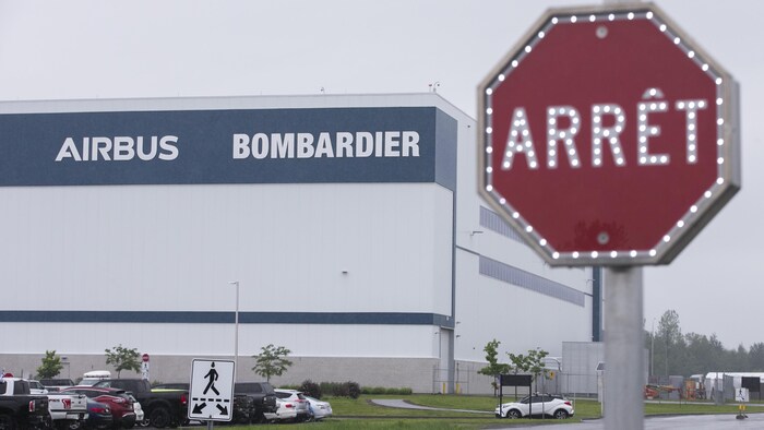 Un panneau d'arrêt devant l'usine.