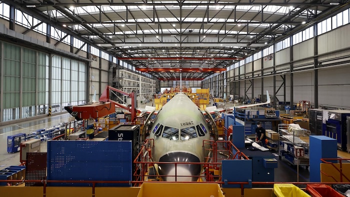 Un avion en cours d’assemblage dans une usine très moderne.