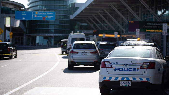 Des voitures de police à l'aéroport de Vancouver.