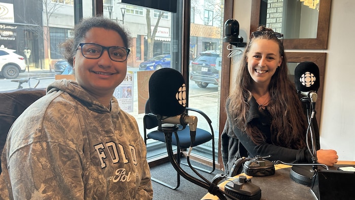 Aïsha Gagnon et Valérie Migneault dans les studios de Radio-Canada, à Rouyn-Noranda.
