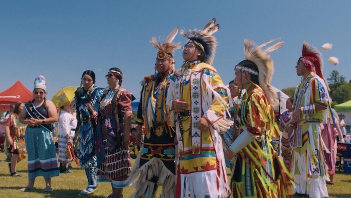 Un groupe de personnes en habits traditionnels.