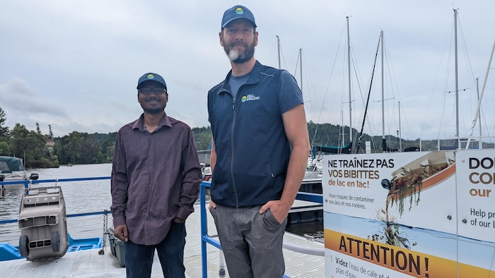 Akib Hasan et Yves Grafteaux posent pour la photo. 
