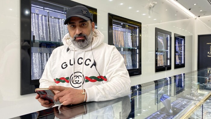 Akram Kilani dans son commerce.