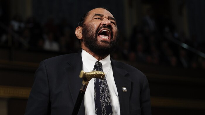 Al Green proteste à haute voix lors du discours de Donald Trump devant le Congrès.