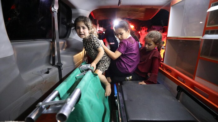 Des enfants dans une ambulance.
