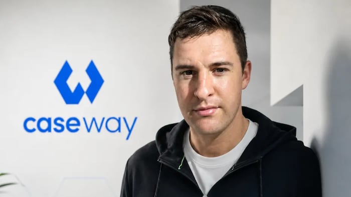 Al Vigier devant le logo de Caseway.