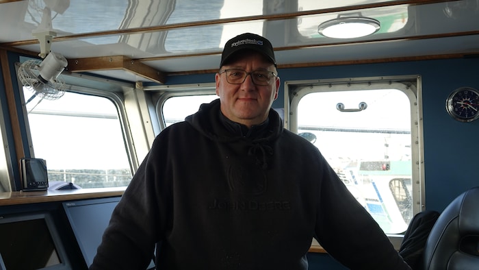 Alain Arseneau dans un bateau.
