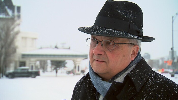 Alain Aubut en entrevue à Radio-Canada. La photo a été prise de jour, en hiver.