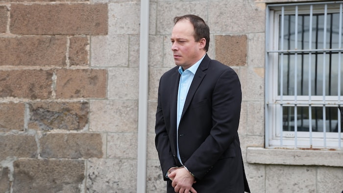 Alain Bellefeuille à l'extérieur du palais de justice de L'Orignal. 