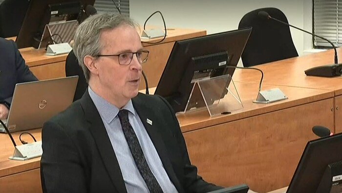 Alain Fortin répond aux questions des avocats.